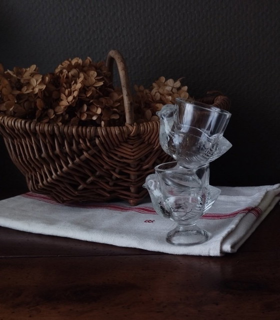 Image 1 of Portauova vintage a forma di pulcino in vetro e opalino