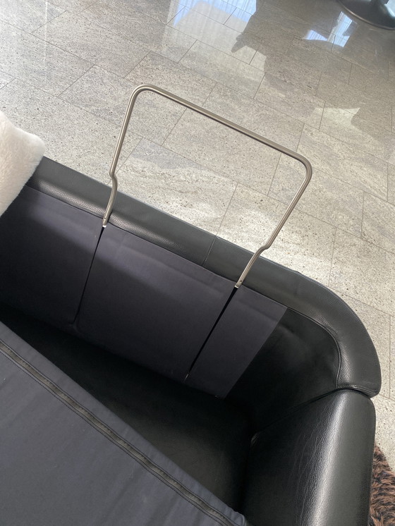 Image 1 of Sofá fresco y atemporal de Nimbus 184 cm negro con 2 cojines de brazos y patas ajustables en cromo cepillado en cuero especial