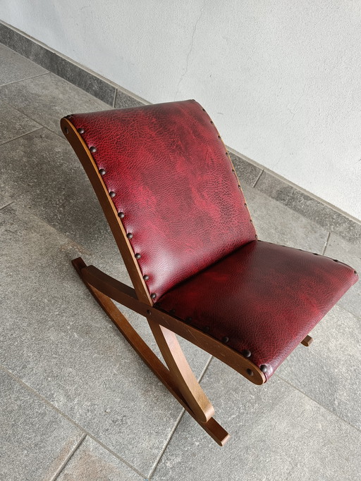 Tabouret à bascule vintage français en bois et skaï rouge, années 1970