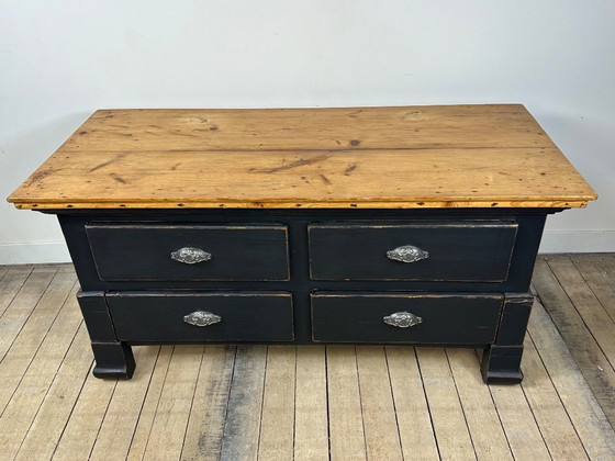 Image 1 of Lage ladekast van vurenhout met een donkergrijze patina, begin 20e eeuw