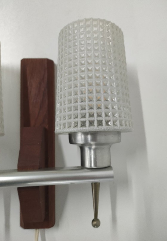 Image 1 of Skandinavische Wandlampe aus den 1950er/60er Jahren mit 2 wabenförmigen Glasschirmen