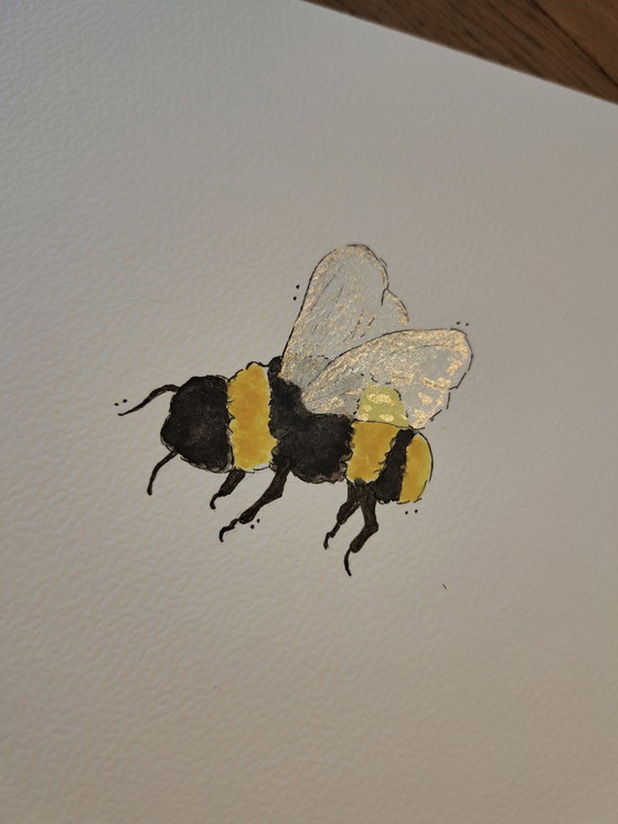 Image 1 of Dipinto ad acquerello di una piccola ape | Cornice color oro