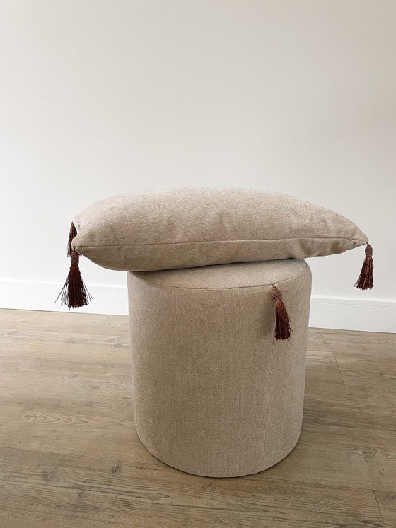 Image 1 of Puf beige | hecho a mano con detalle de borla