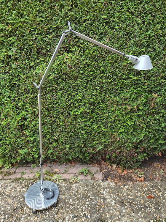 Artemide Tolomeo Terra con anello ruote originale – Lampade da terra, Metal, Aluminium (photo 2 of 8)