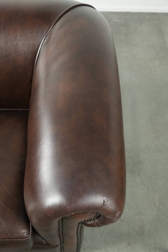 Image 1 of Luxe bruine rundleren chesterfield fauteuil met een tijdloze Engelse uitstraling