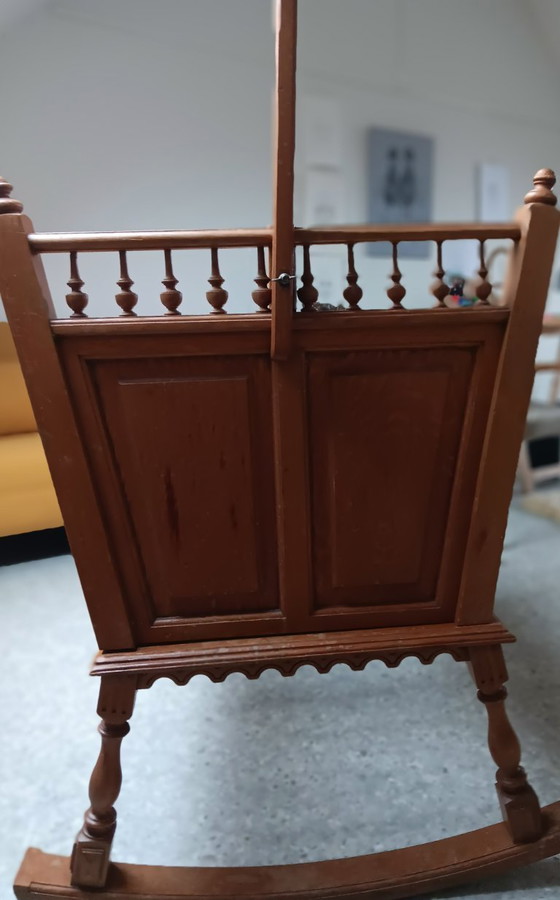 Image 1 of Cradle oak