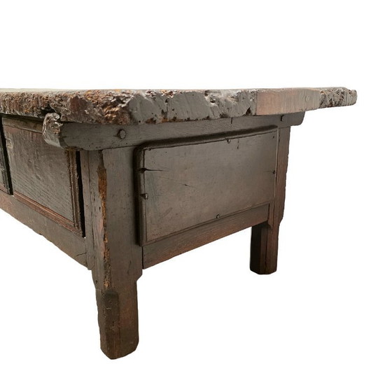 Image 1 of Antiek Spaans kastanje en noten houten salontafel, 18e eeuw