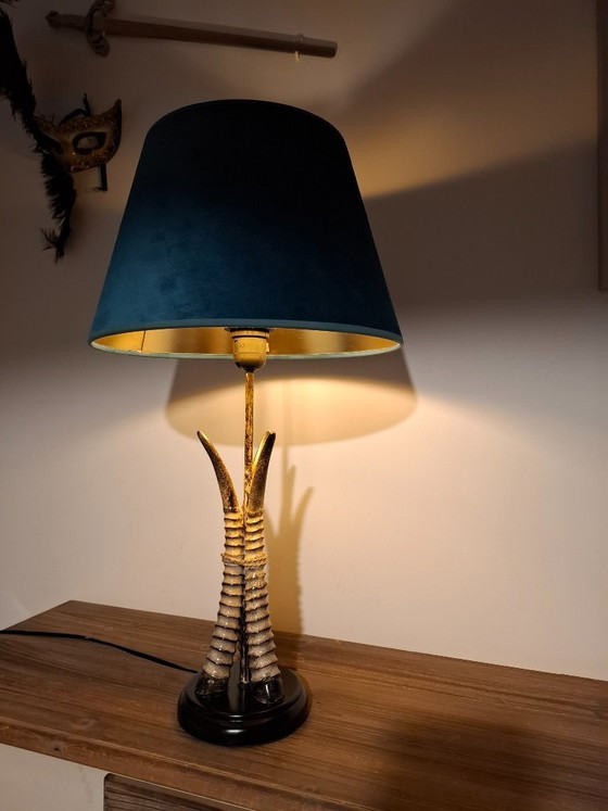 Image 1 of Lampada da tavolo rifinita a mano - Design esotico in corno con paralume in velluto color verde acqua