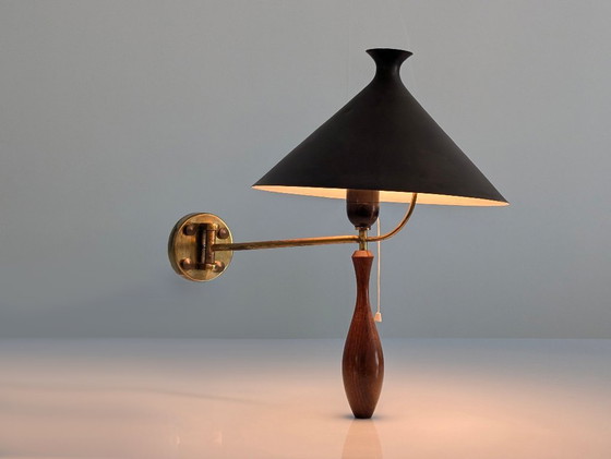 Image 1 of Lampe murale du milieu du siècle en laiton et bois avec abat-jour noir, années 1950