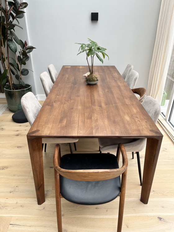 Image 1 of Table artisanale en noyer massif