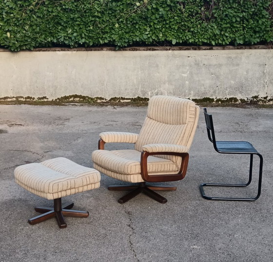 Image 1 of Drehsessel und Hocker aus der Mitte des 20. Jahrhunderts (1970er Jahre)