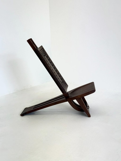 Chaise décorative ancienne avec sculptures africaines