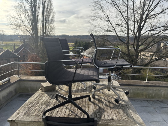 Image 1 of Vitra EA 107 en EA117 stoelen