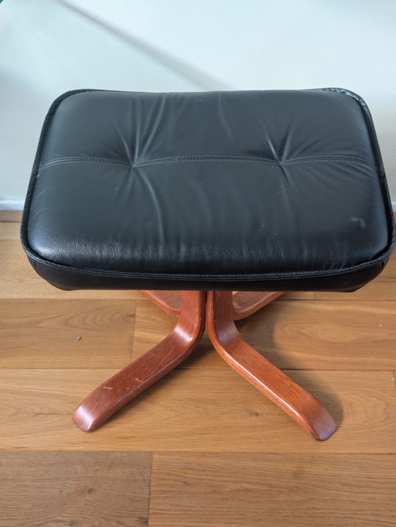 Poggiapiedi vintage danese in pelle nera e legno, anni '70. – Poggiapiedi e pouf, Leather, Wood (photo 4 of 7)