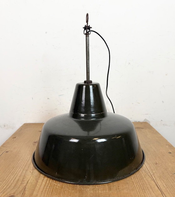 Image 1 of Industriële zwarte emaille fabriekslamp met ijzeren bovenkant, jaren 1950
