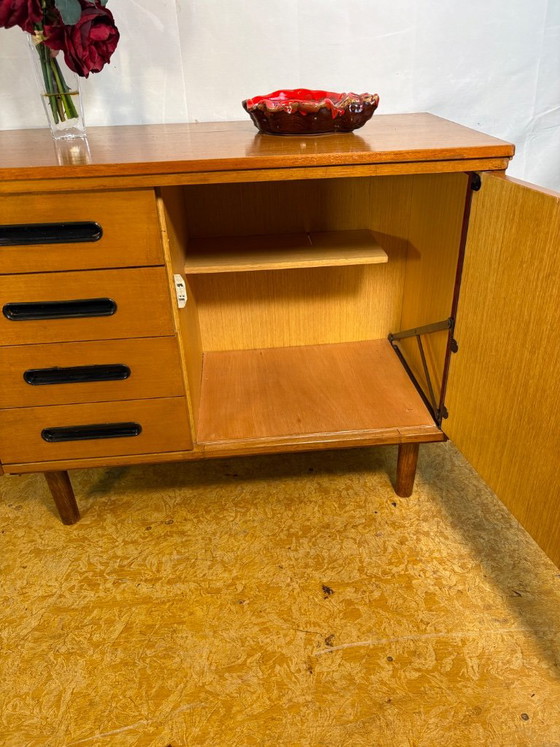 Petit buffet vintage en teck, style scandinave, années 1960 | Compact et élégant. Un superbe buffet vintage (photo 3 of 8)