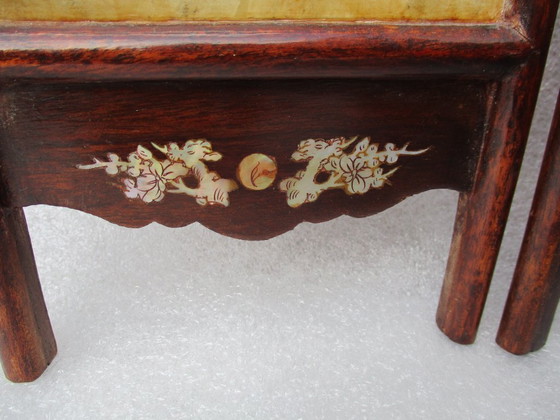 Image 1 of Chinese tafelscherm, ingelegd met parelmoer in stenen antieke panelen.