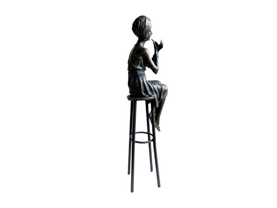 Image 1 of Bronzen beeld – Elegante dame op kruk in Charleston-stijl
