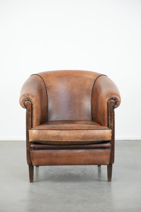 Image 1 of Vintage schapenleren clubfauteuil met een mooi patina