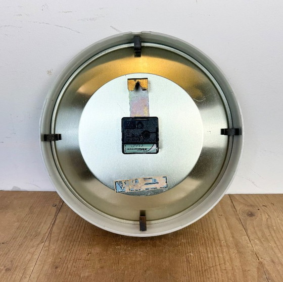Image 1 of Orologio da parete industriale in bachelite grigia di Pragotron, anni '70