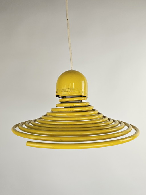 Suspension spirale pop art italienne en métal jaune