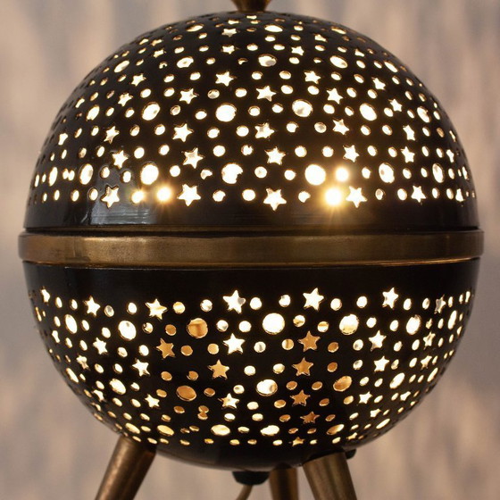 Image 1 of Lampe de table Saturn française des années 1950 en aluminium ajouré et laiton