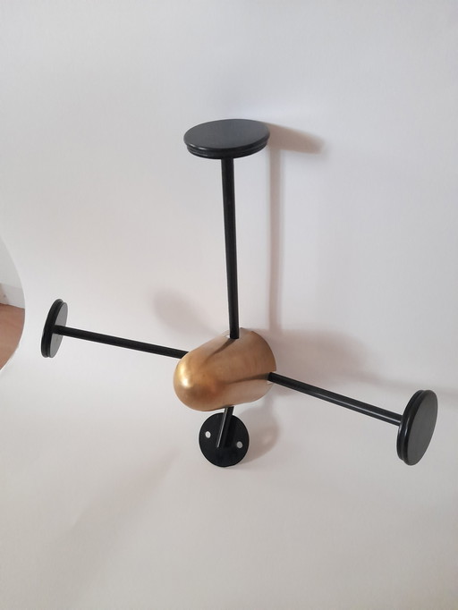 Perchero de pared Mategot para Gubi