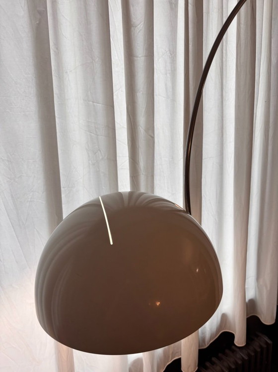 Image 1 of Lampada da terra Coupé Ad Arco Joe Colombo per Oluce, design vintage in cromo bianco