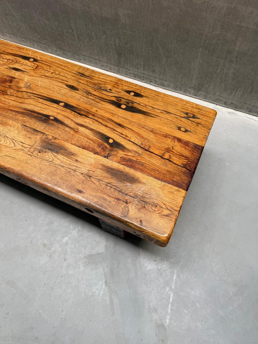 Couchtisch im brutalistischen Wabi-Sabi-Stil
