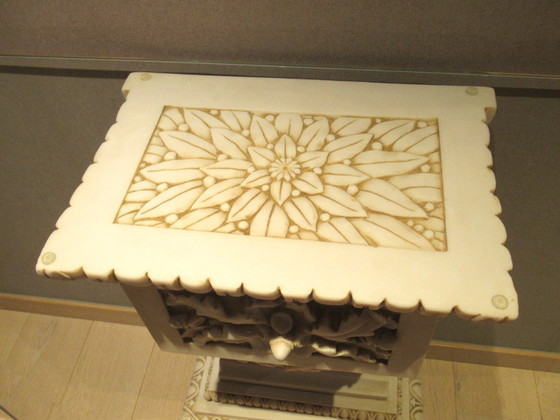 Image 1 of Console in gemalen marmer met gefacetteerd glazen blad