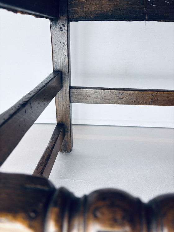 Image 1 of 🪑 Vintage eikenhouten armstoel met origineel leren bekleding (1920–1950)