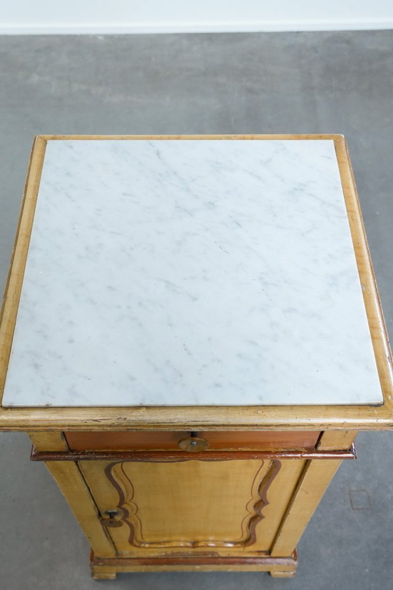 Image 1 of Antico comodino/tavolino da ingresso in legno a 1 anta con piano in marmo chiaro