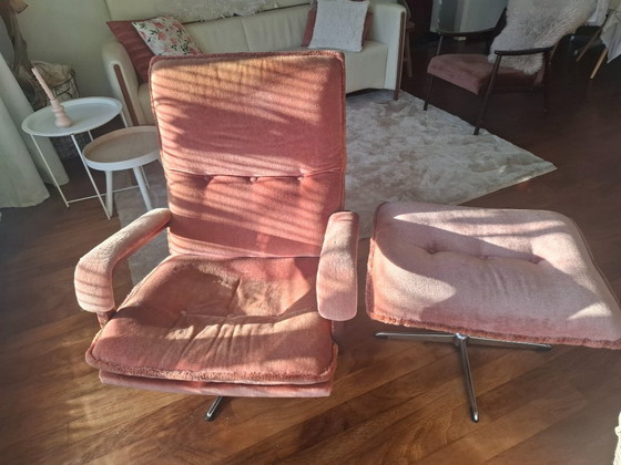 Image 1 of Sessel und Hocker im Stil der 70er Jahre in Altrosa. Beide stehen auf stabilen Metallbeinen und sind um 360° drehbar.