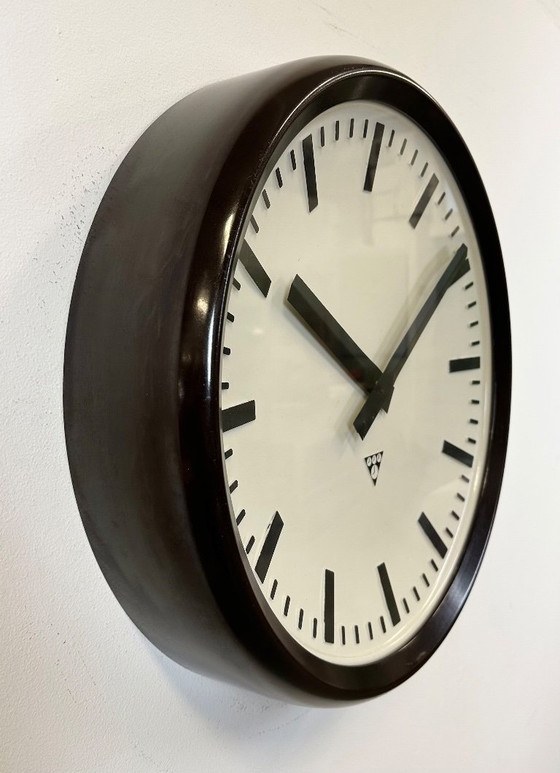 Image 1 of Grote industriële bakelieten fabriekswandklok van Pragotron, jaren 60