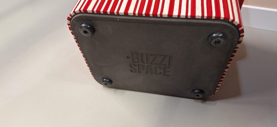 BuzziSpace designpoef – Opvallende rode poef met gestreepte basis | Topstaat – Hockers en poefs, Polyester (photo 8 of 10)