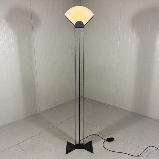 Lampadaire italien en acier laminé et en verre, datant des années 1980.
