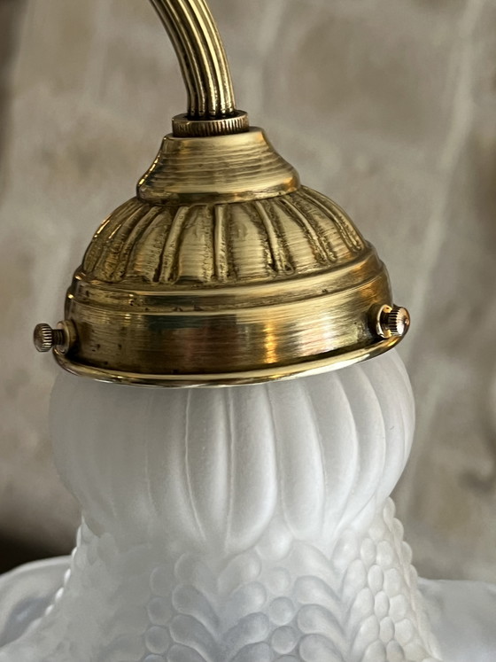Image 1 of Lampadario Art Nouveau a quattro bracci in ottone e bronzo con globi in vetro satinato.