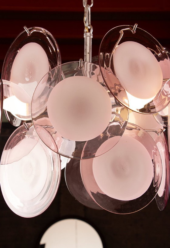 Image 1 of Lampadario “Space Age” composto da 15 pendenti in vetro di Murano rosa e bianco, modello “Disc” di Gino Vistosi 1970.