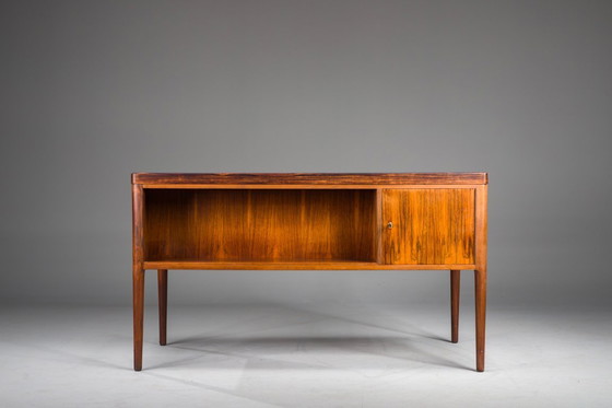 Image 1 of  Skandinavischer moderner asymmetrischer Palisander-Schreibtisch mit Barschrank, zugeschrieben H. Brockmann Petersen für Poul M.