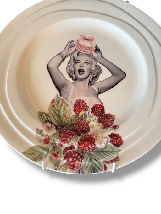 Vintage Wall Plate Marilyn Raspberry Set | The Vintage Vibe