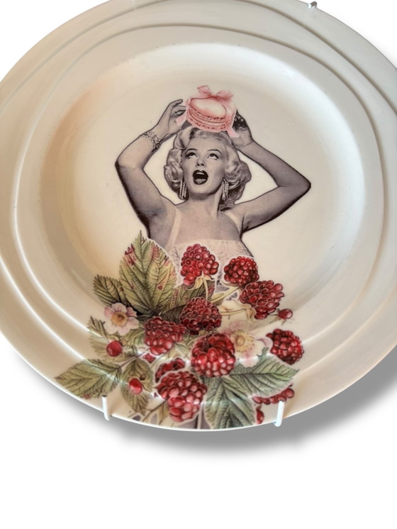 Image 1 of Set di piatti da parete vintage Marilyn Raspberry | The Vintage Vibe
