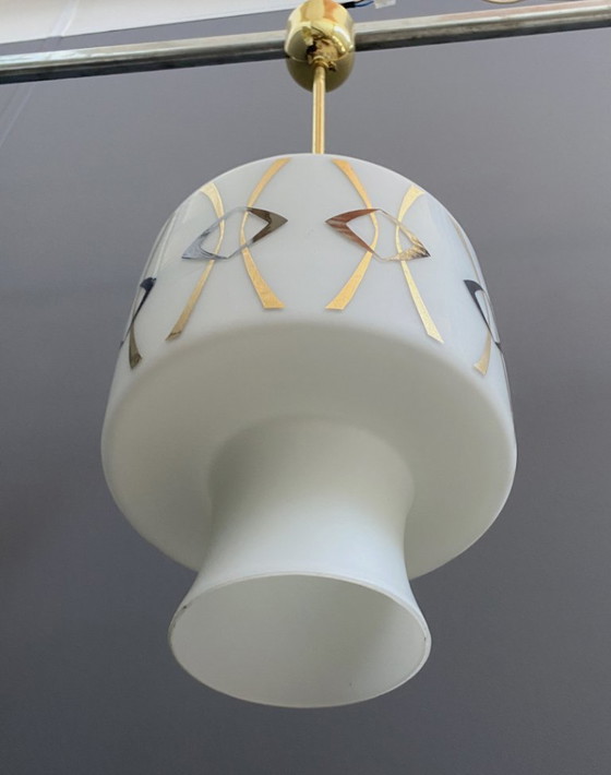 Image 1 of Lampada a sospensione in vetro opalino con disegno in oro e nero