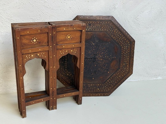 Image 1 of Table d'appoint pliante ancienne d'Inde, datant d'environ 1900.
