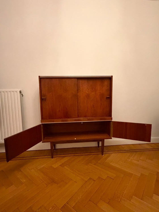 Image 1 of Vintage Mid-Century Highboard Dressoir Servieskast Buffetkast| Teakfineer & Glas | Jaren '60 | Scandinavische stijl