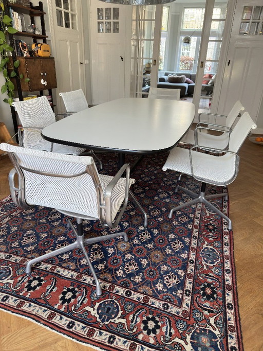 Table de salle à manger segmentée Vitra Eames