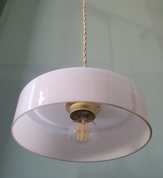 Image 1 of Ensemble (2) lampes suspendues Art Déco vintage en verre opalin rose pastel.