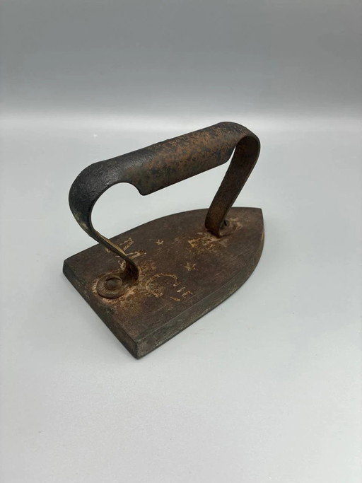 Antique cast iron flat iron – Forged articulated handle – Stars and letter M marking – 19th century (photo 2 of 6)