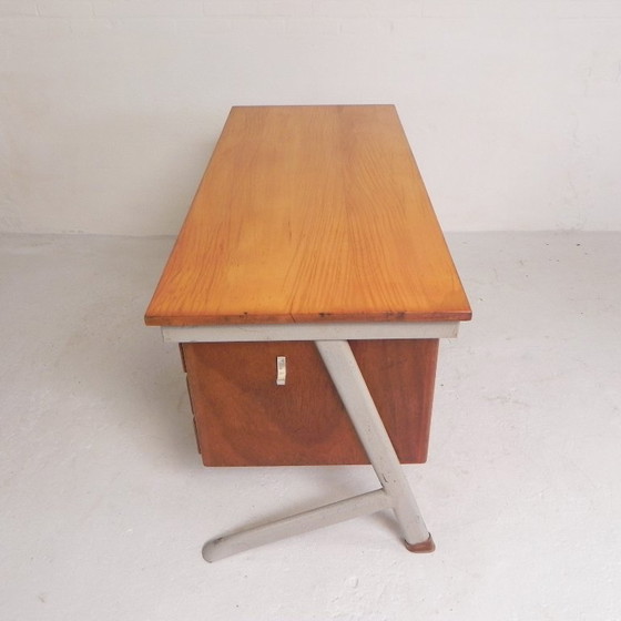 Escritorio industrial con 2 cajoneras, década de 1960. – Wood, Iron (photo 11 of 32)