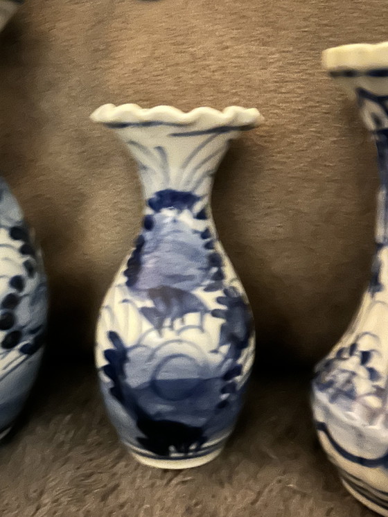Image 1 of Porseleinen Vaas Met Blauw-Wit Decor in Japanse Imari-Stijl Betreft Enkel Het Vaasje Tweede van Rechts, 14 Centimeter