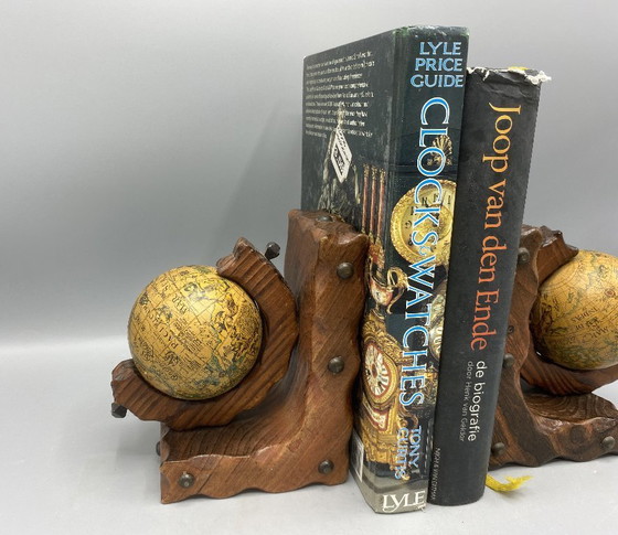 Image 1 of Vintage Globe Boekensteunen – Massief houten boekensteunen met draaiende wereldbollen – Bibliotheekdecoratie in mid-century stij